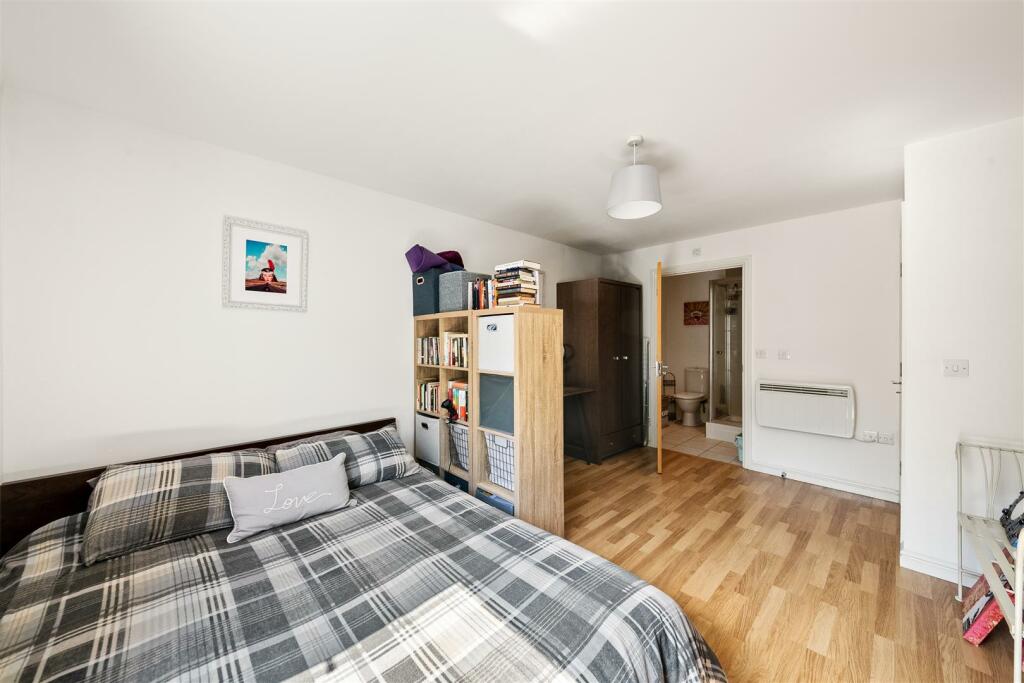 bedroom003.jpg