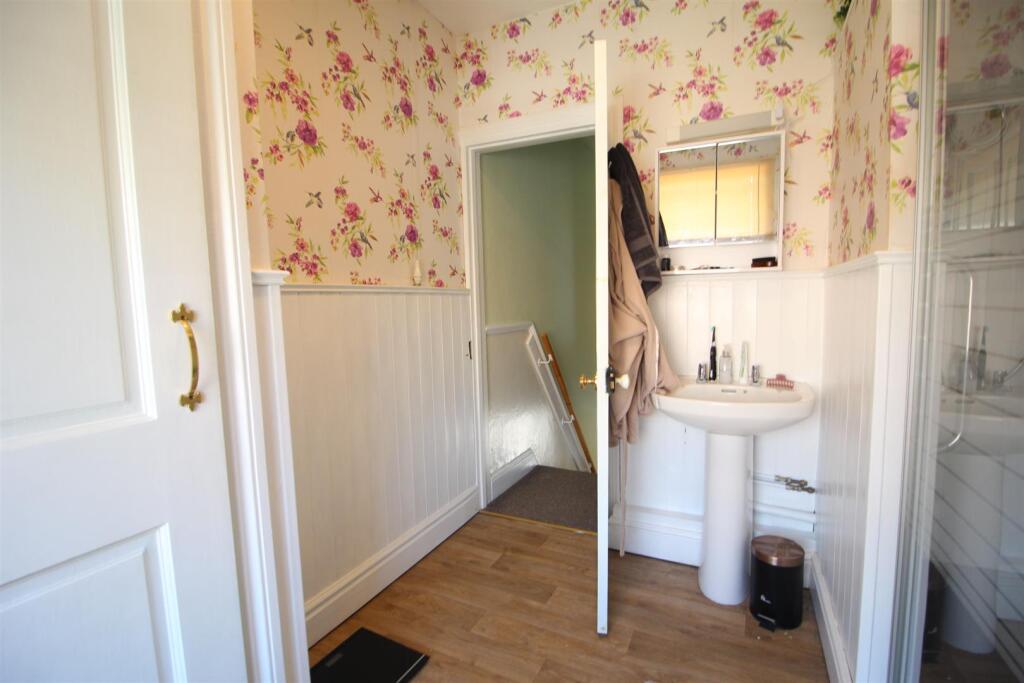 Bathroom 2.JPG