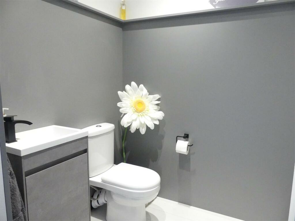 En-Suite Dressing Room /  WC