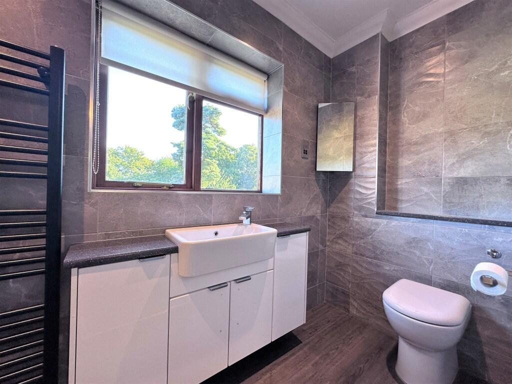 PRINCIPAL EN SUIT...