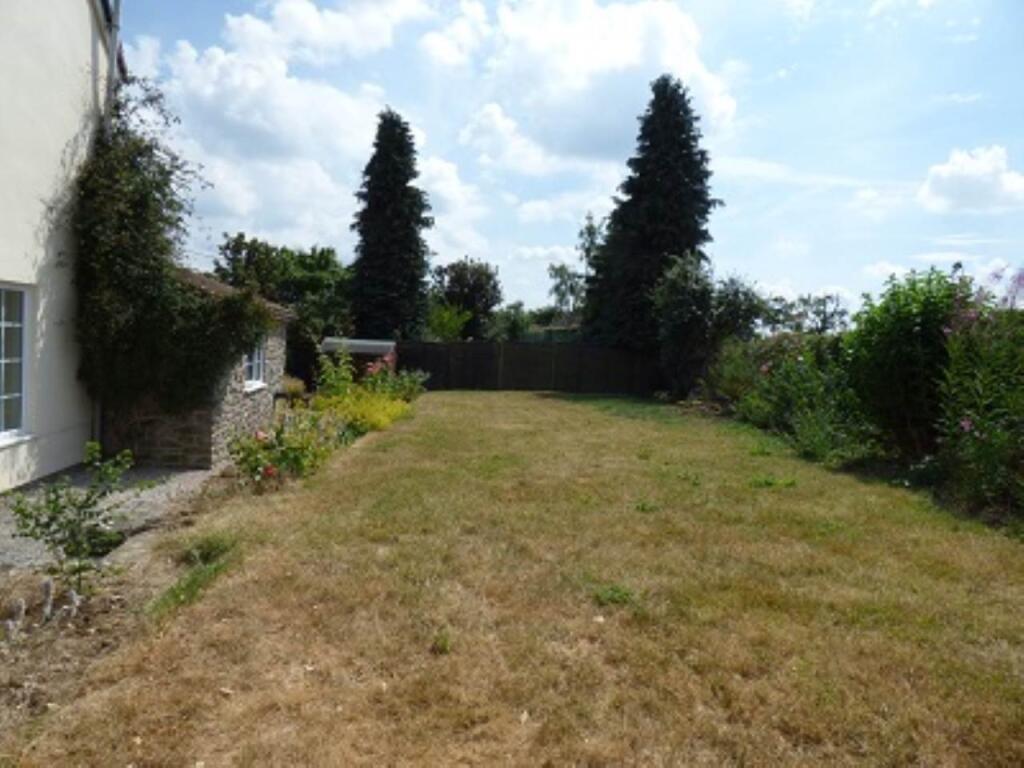 SIDE GARDEN