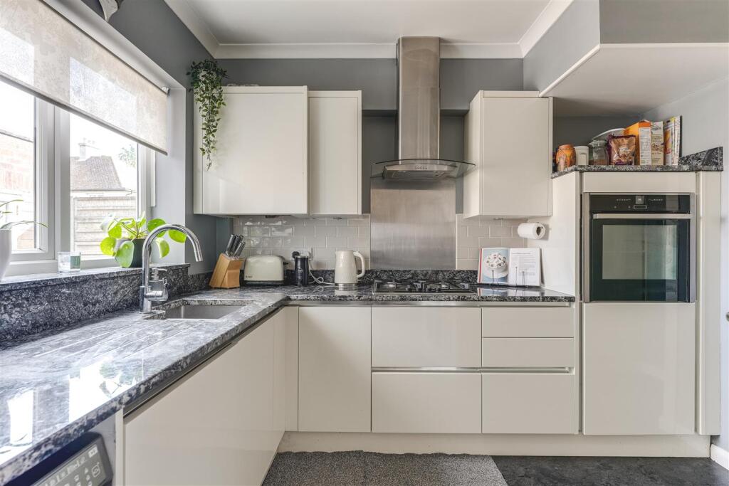 Kitchen b.jpg