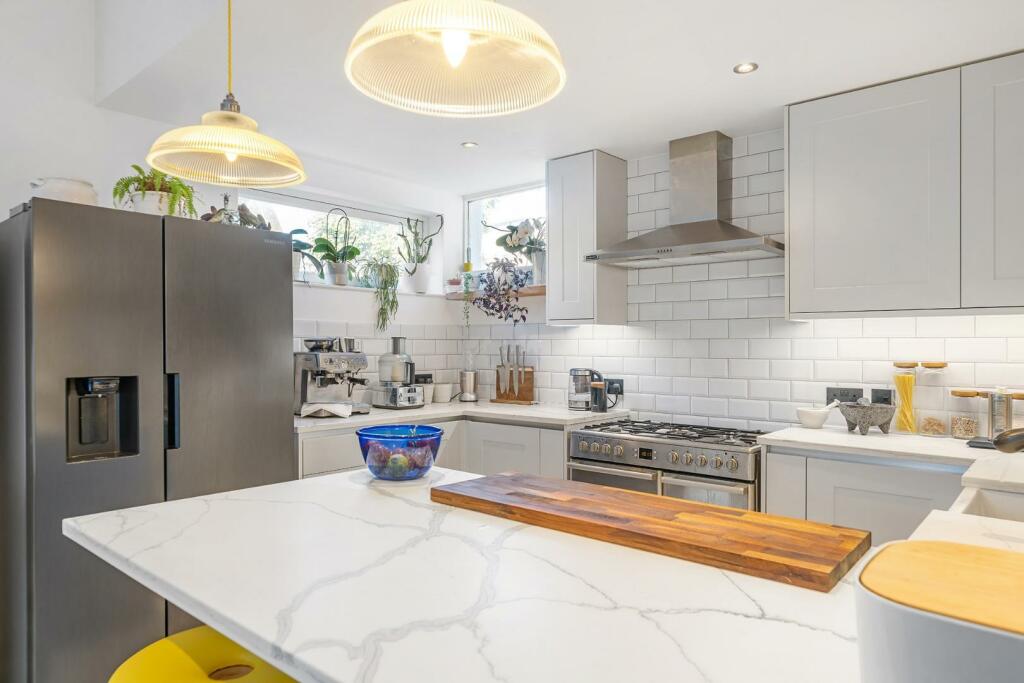 Kitchen (1).JPG