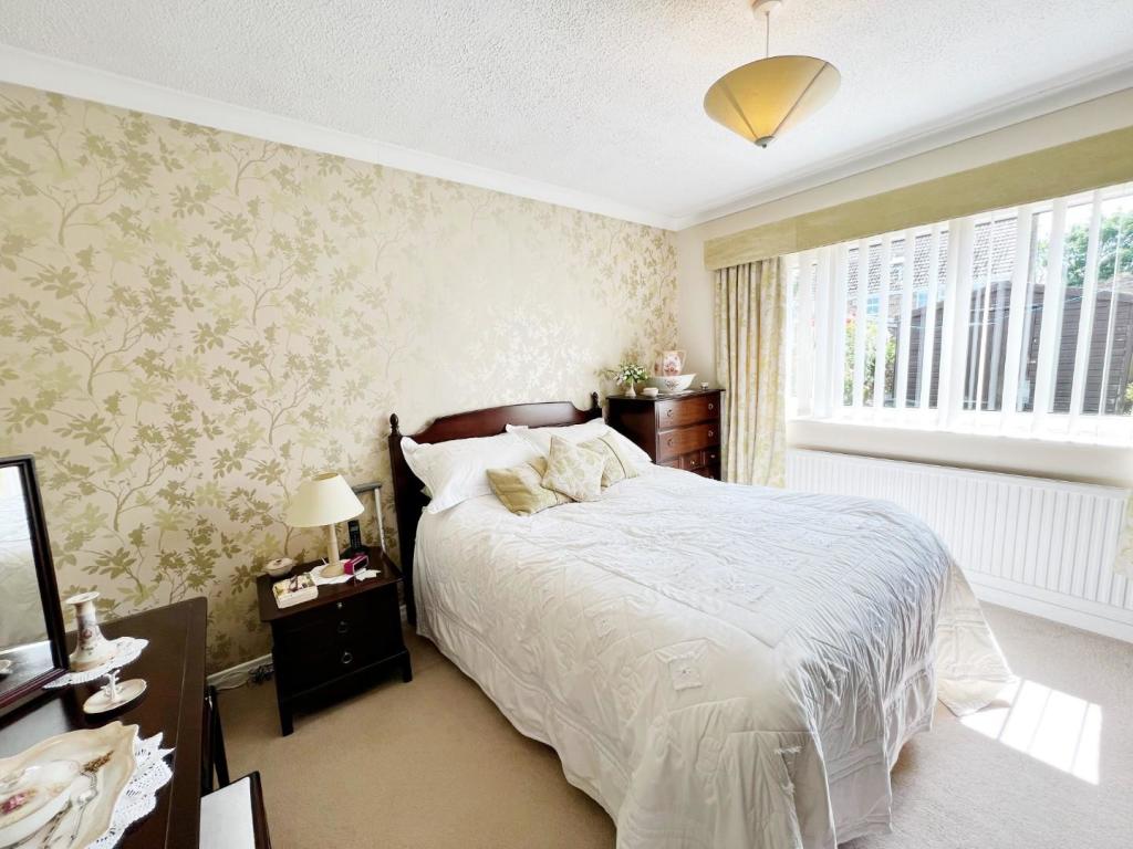 Bedroom 1 pic 1.jpg