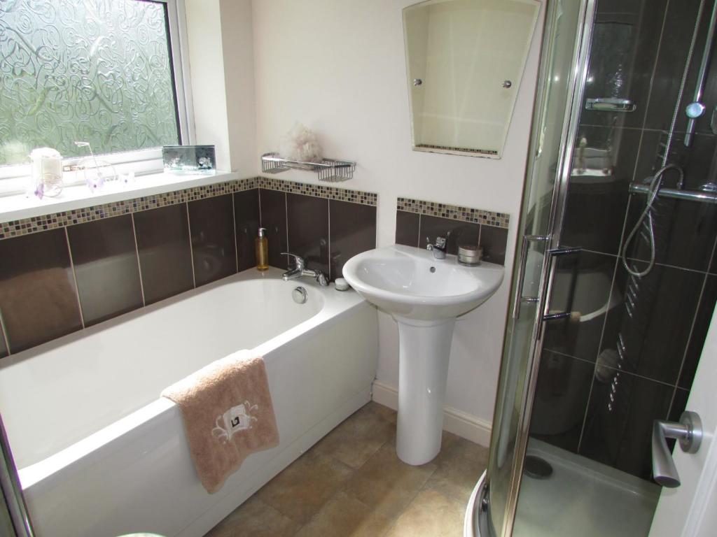 AshtonCres33bath.JPG