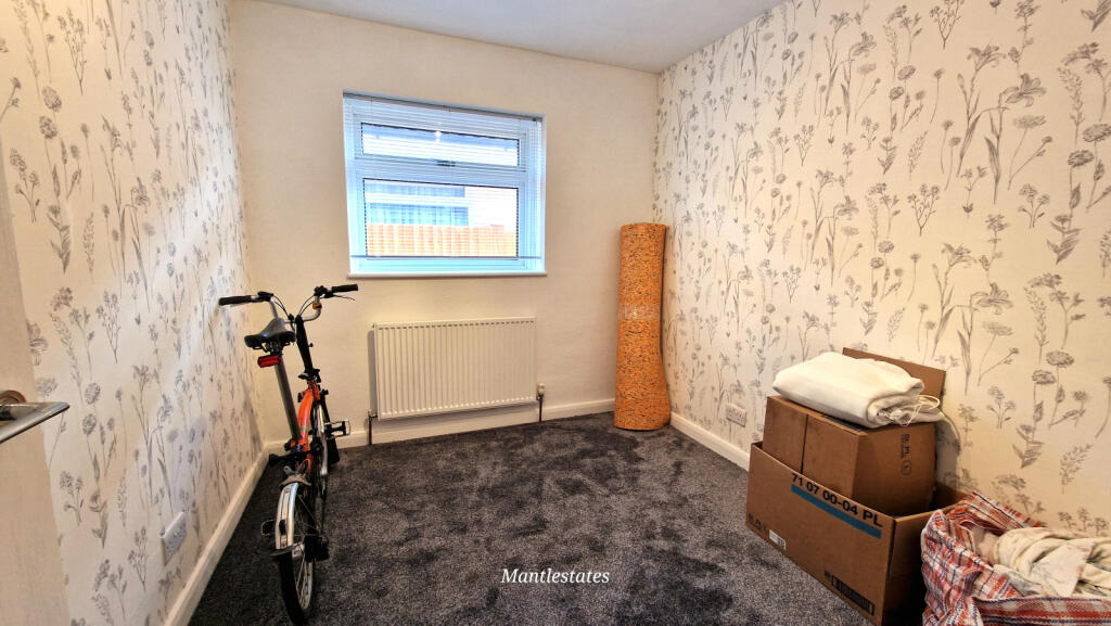 MIDDLE BEDROOM