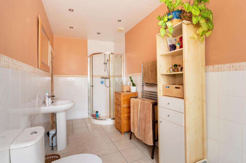 2P0RHD - Bathroom A.jpg