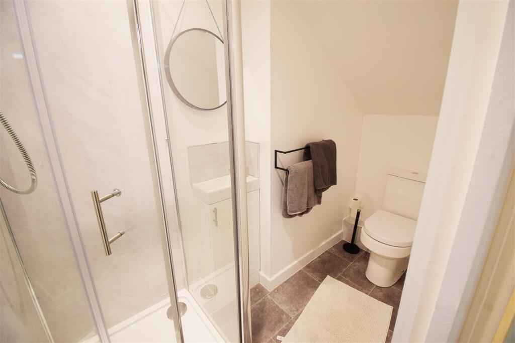 Ensuite bathroom 1.2.jpg