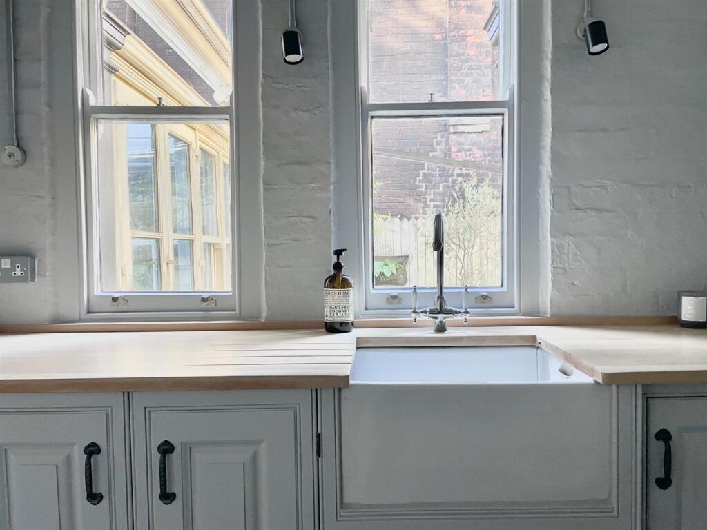 Kitchen 2.jpg