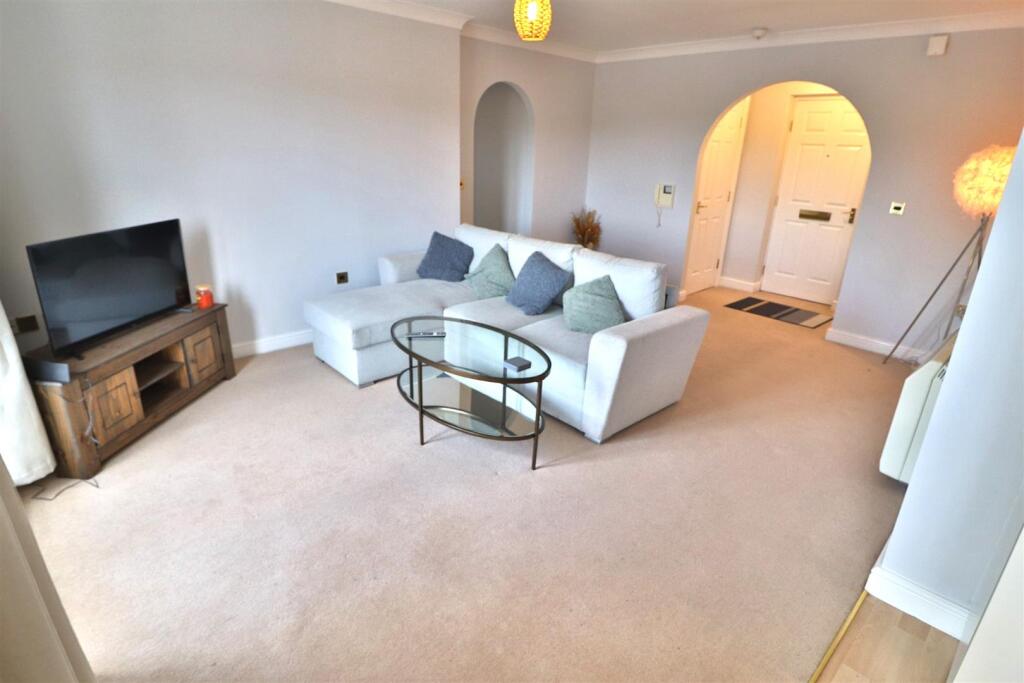 OPEN PLAN LOUNGE/DINING AREA