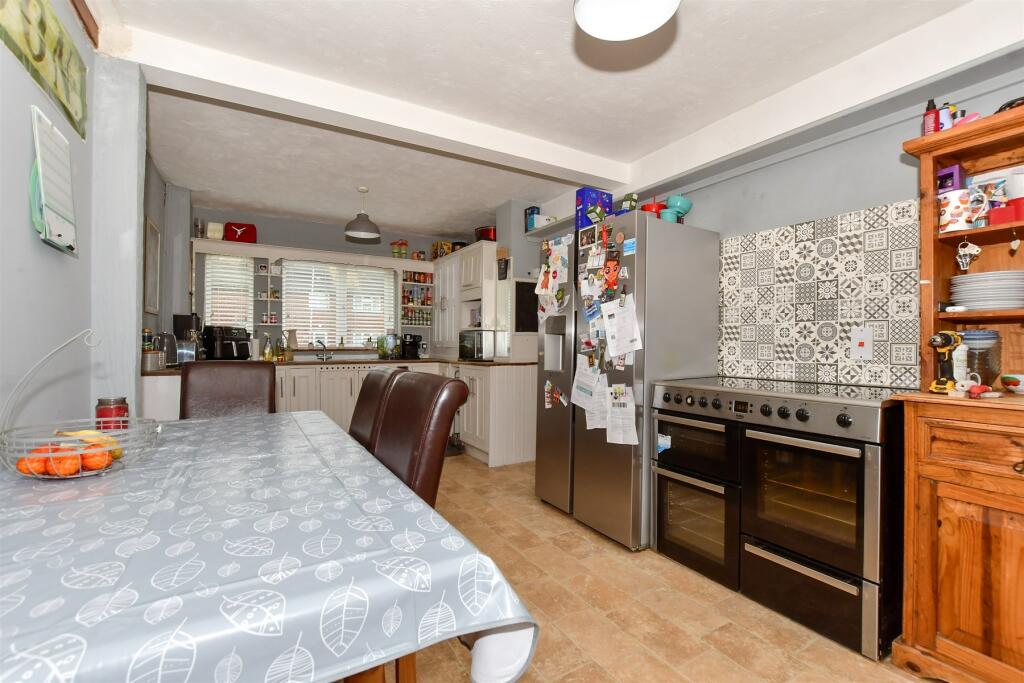 Kitchen/ Breakfast Room