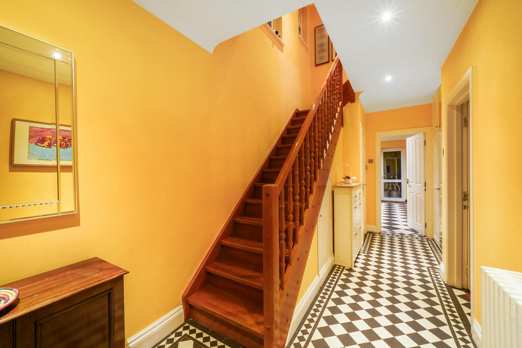 7 Woodstead Grove...