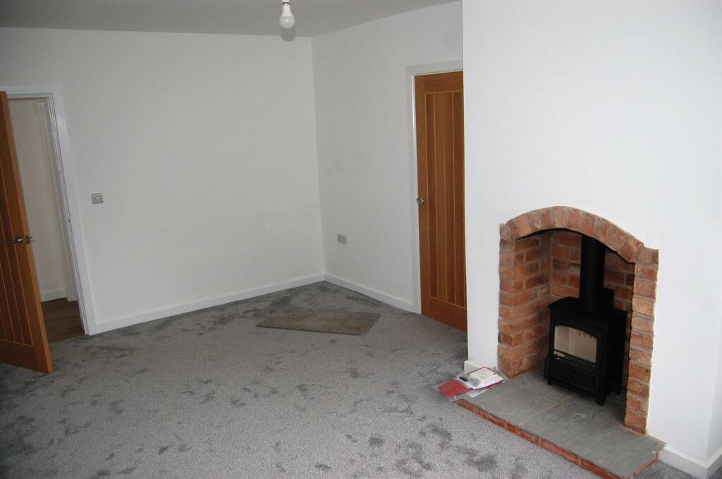 7. lounge 2.JPG