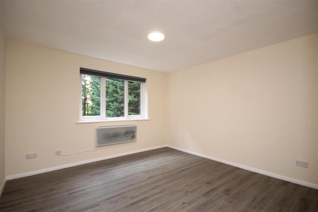 Bedroom 1.JPG