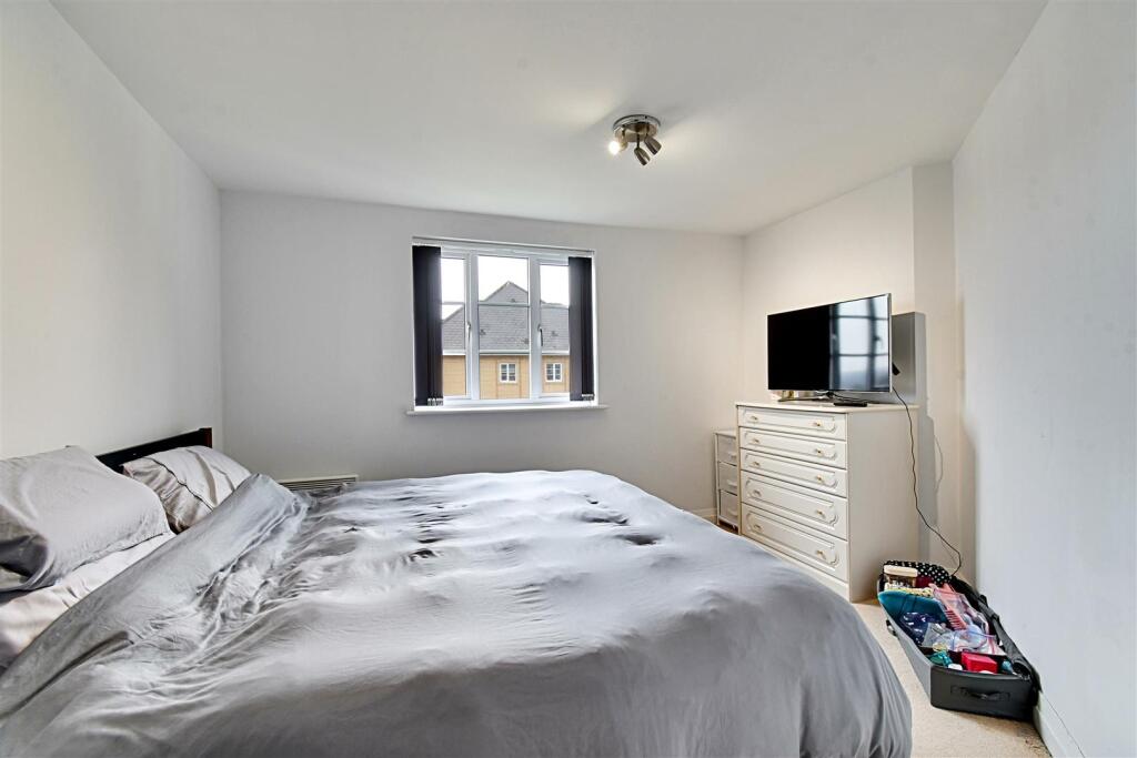 Bedroom 1_1.jpg