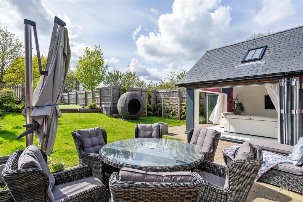 9 Aylesbury Court_50.jpg