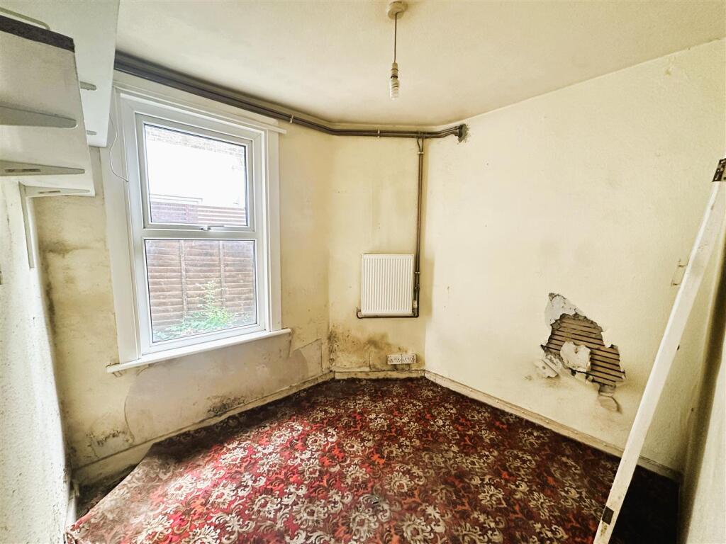 University Road Colliers Wood London 2 bed flat fo
