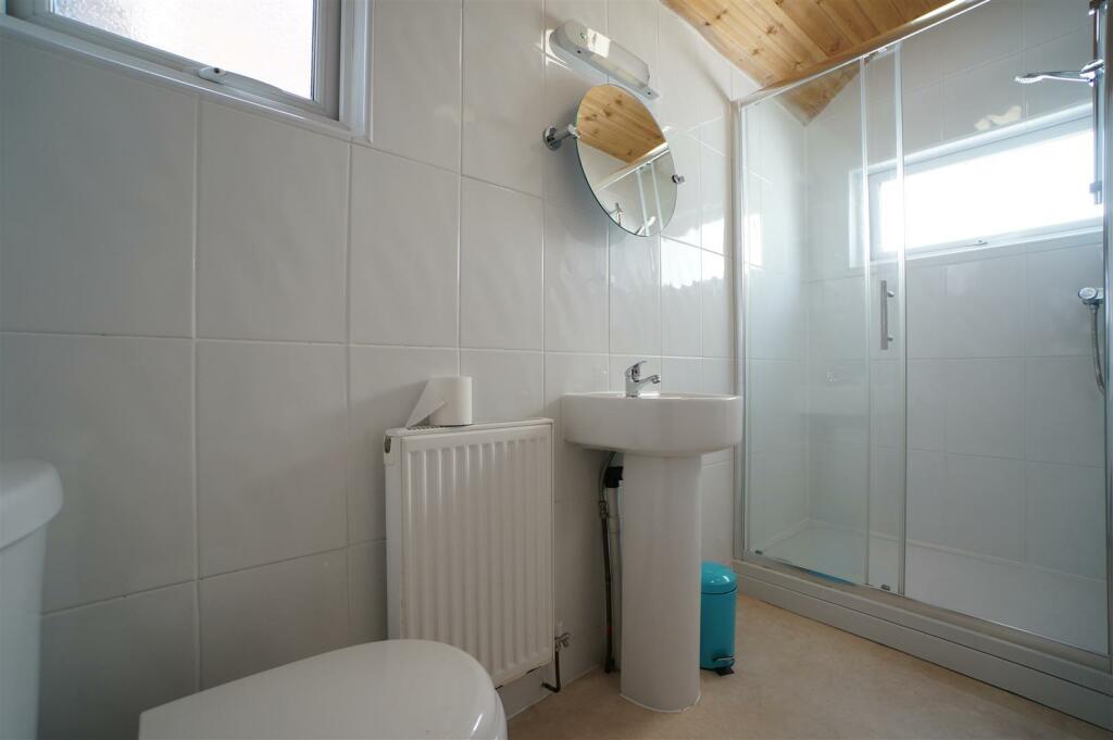 8CollegeRoad_Bathroom2.JPG