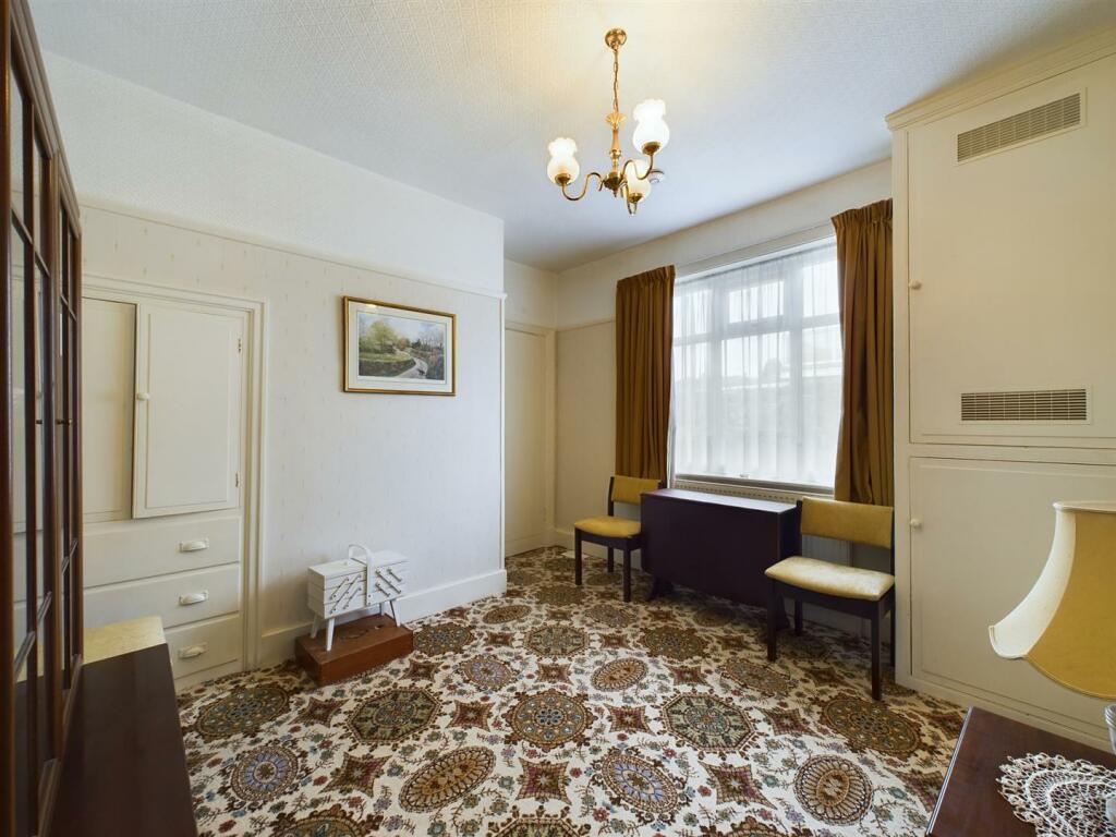 Dining room: