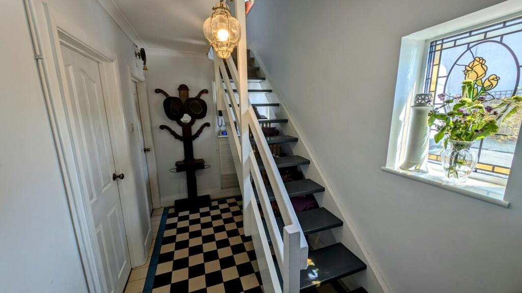 24 Church Rd entrance hall.jpg