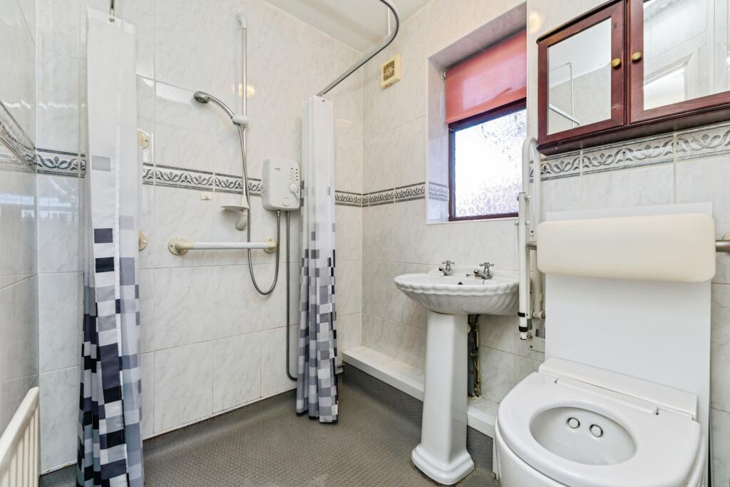 pbox-bathroom-340812.jpg