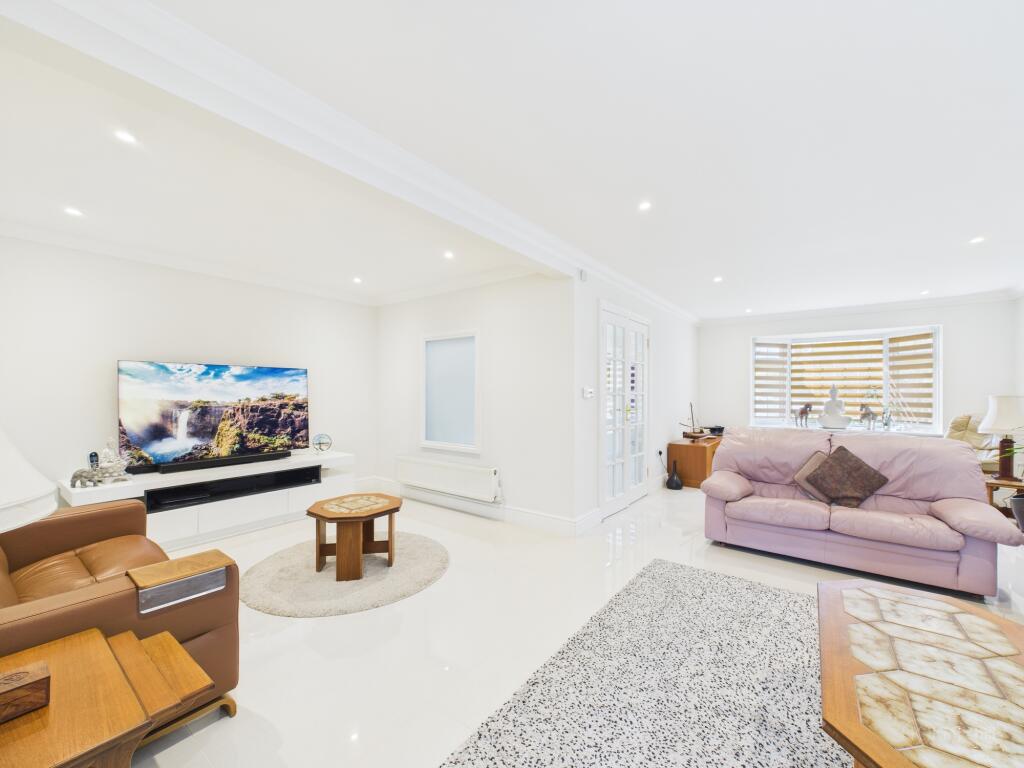 CAM02136G0-PR0375-STILL014