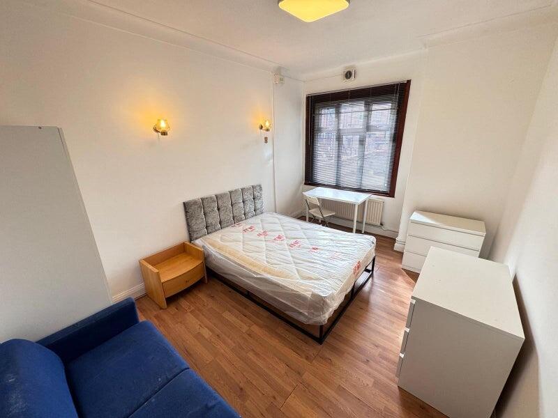 A bright and tidy double bedroom featuring a co...