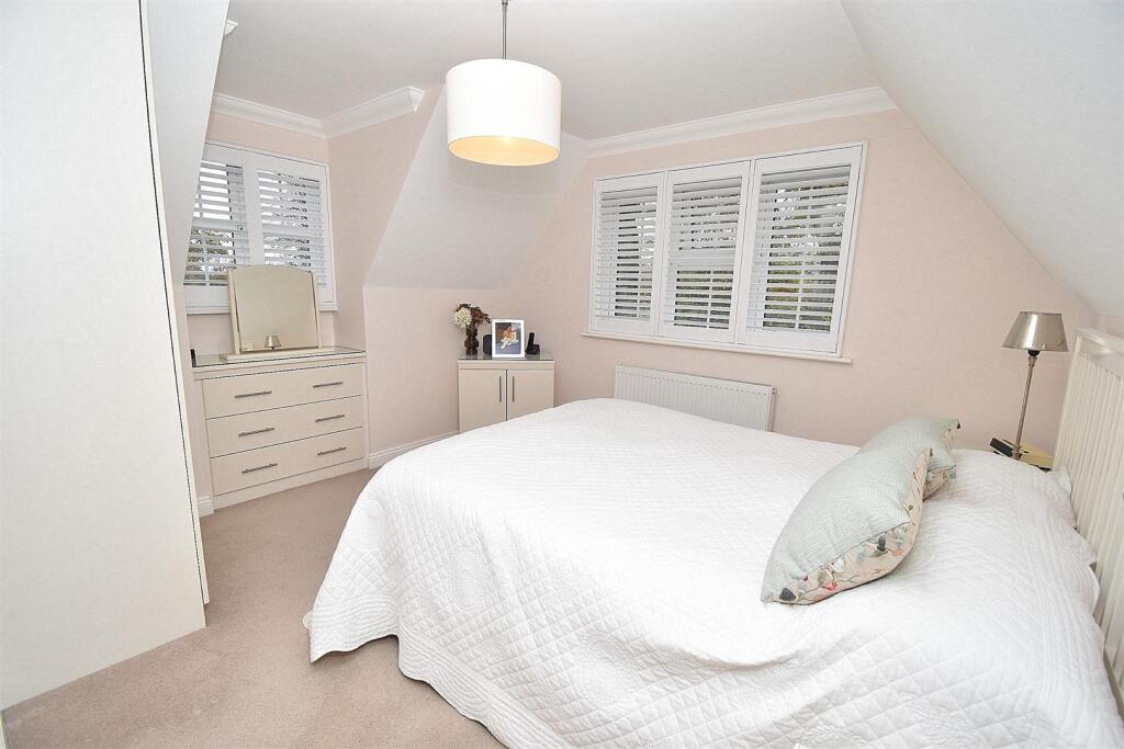 MASTER BEDROOM CLOSE.JPG