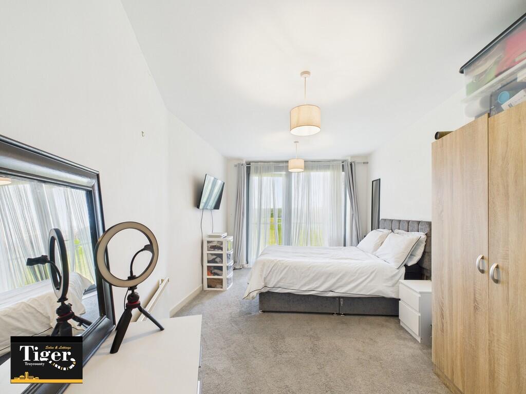 CAM02176G0-PR0556...