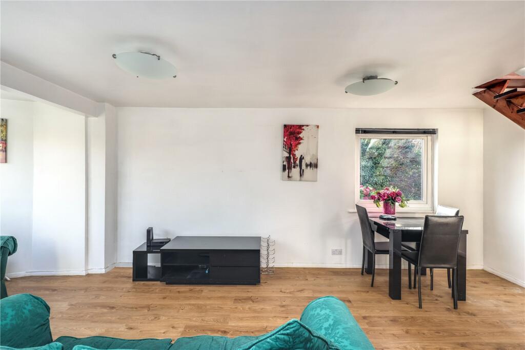 Living Area/Dining