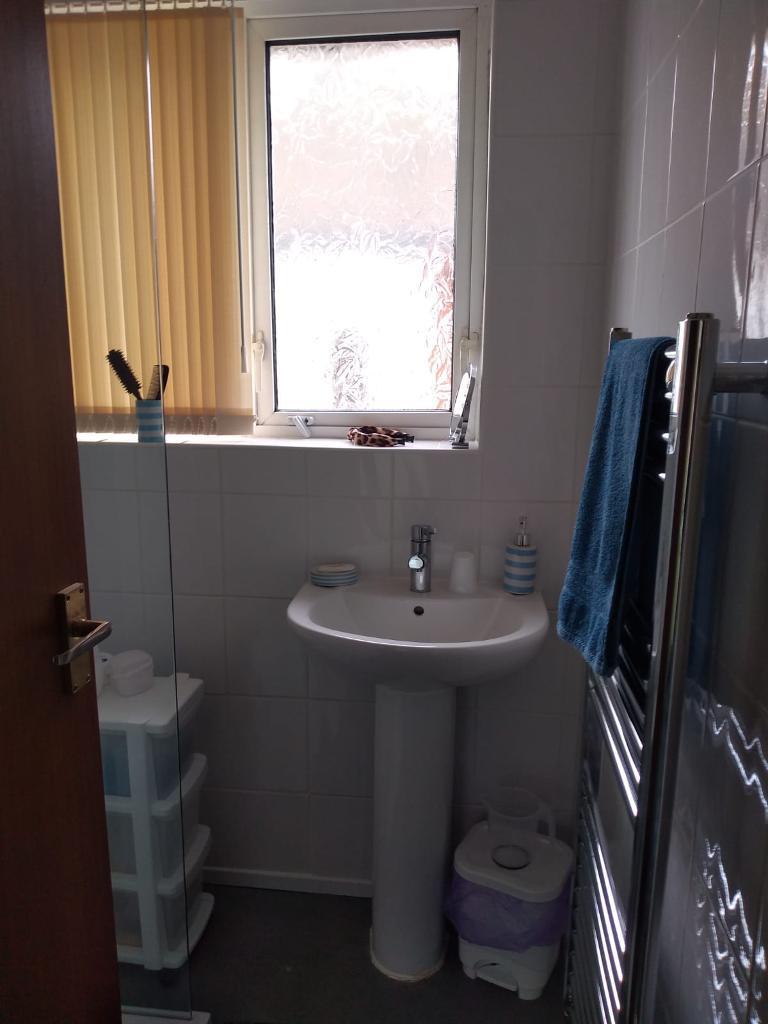 Refurbished 2020 Fully tiled bathroom 