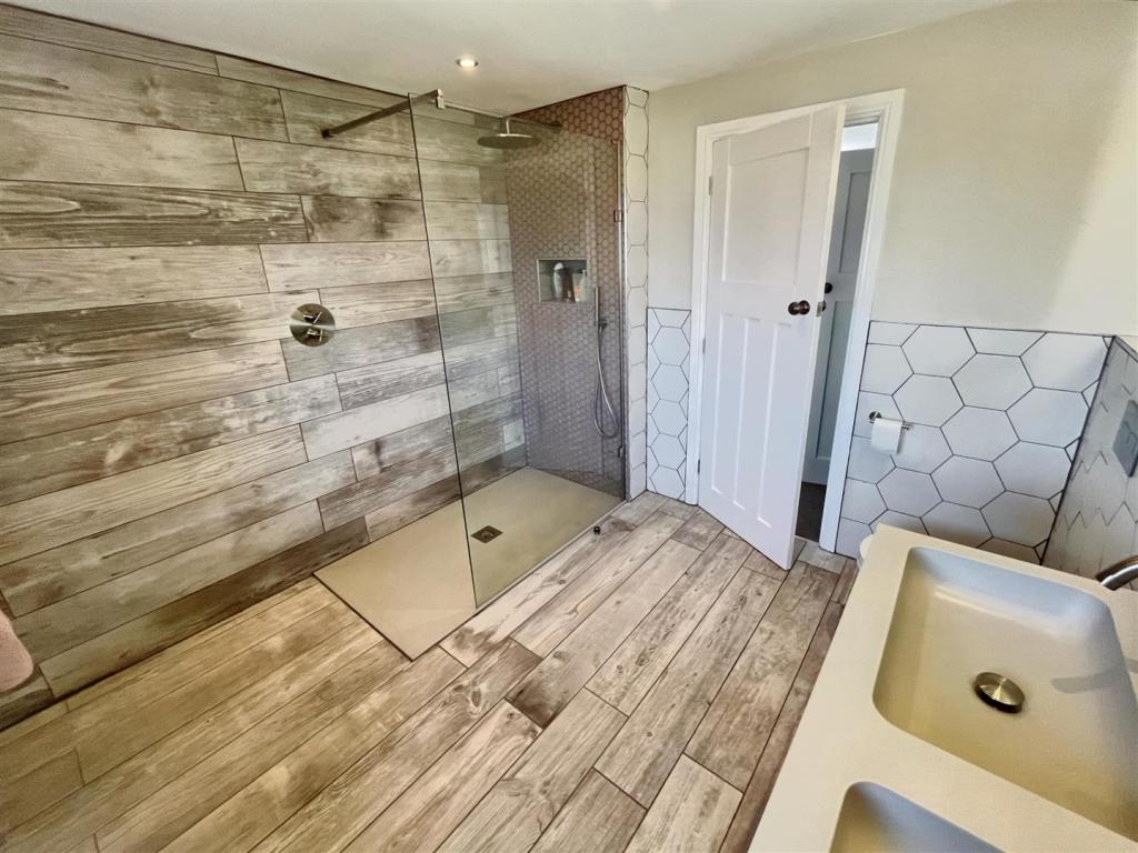 En Suite Shower Room Aspect 2