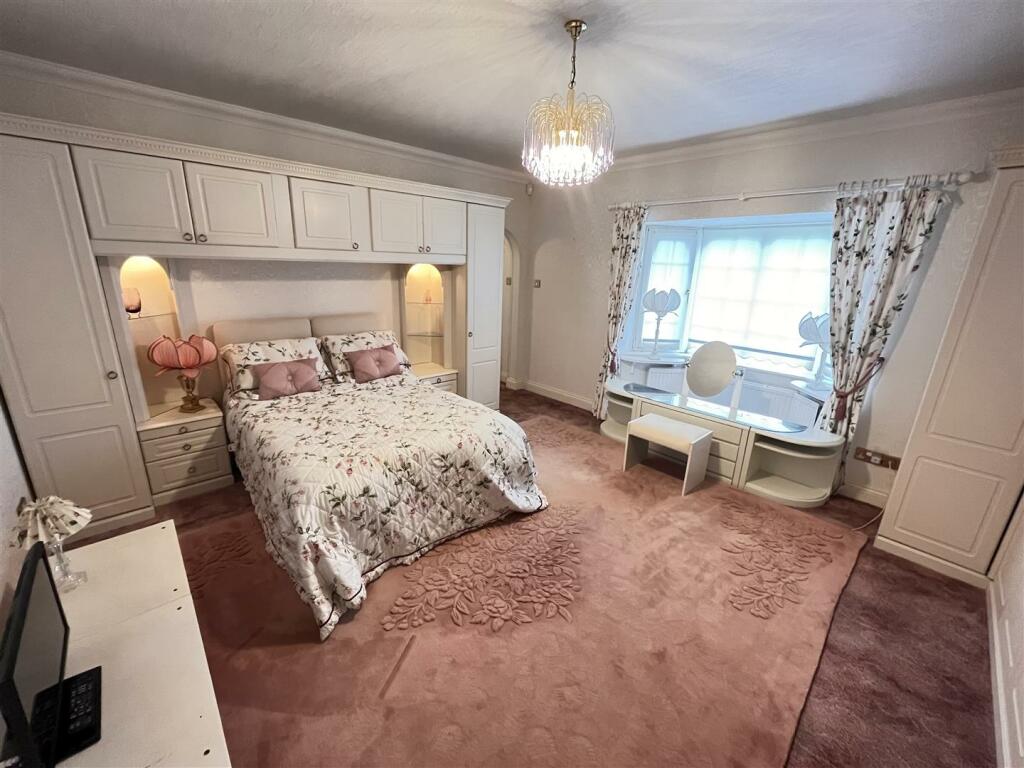 MASTER BEDROOM SUITE