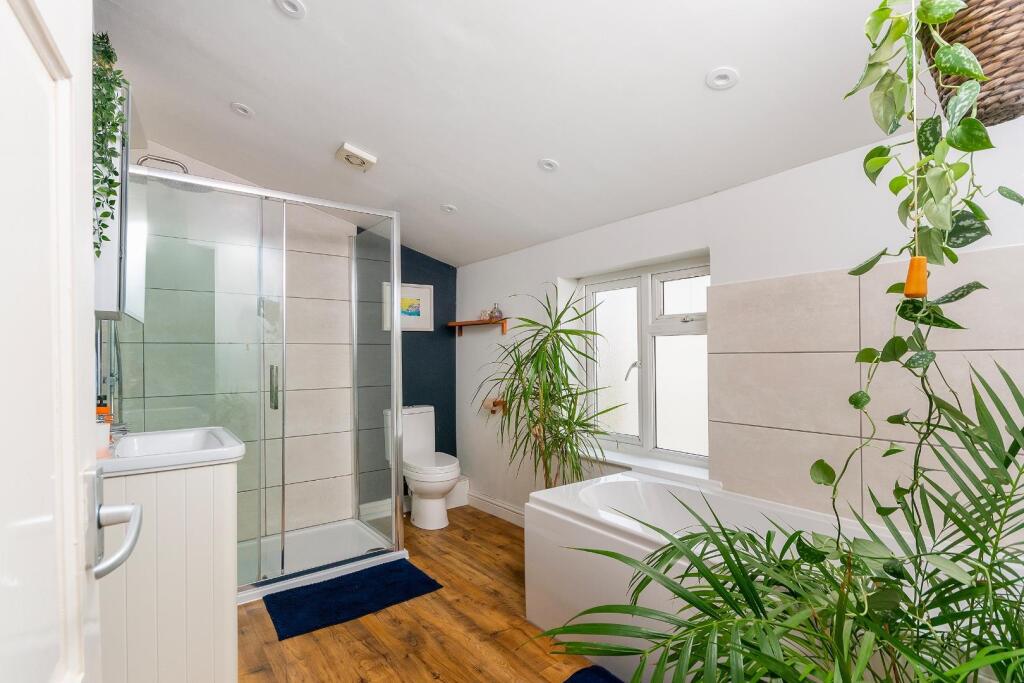 0S7SSG - Bathroom C.jpg