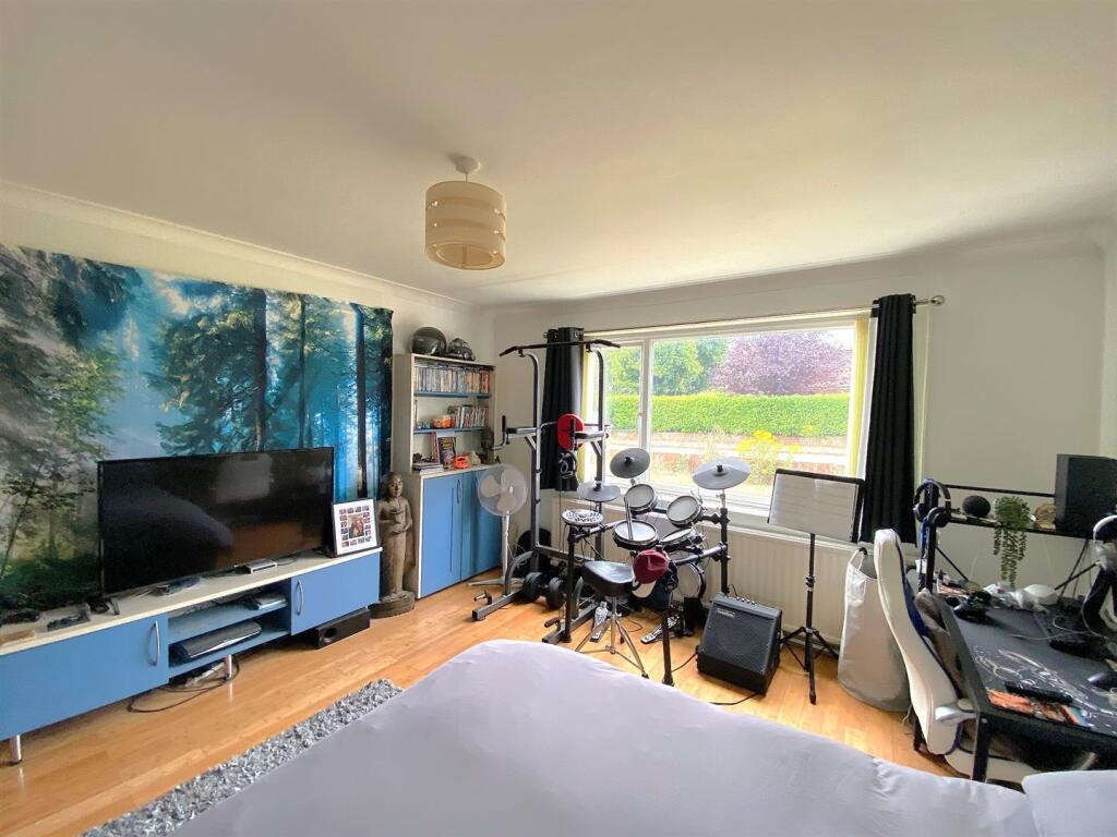 2 Ward Way - Bed2.jpg