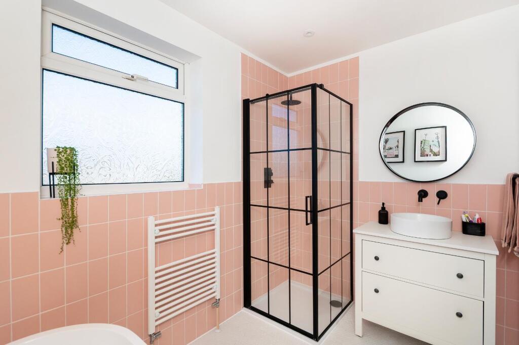 7L5RBD - Bathroom B.jpg