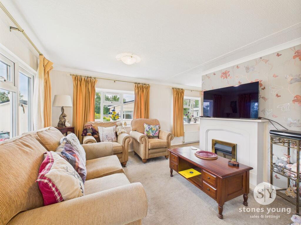 Lounge &amp; Dining Room