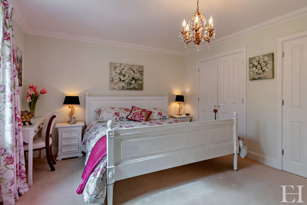 8641132-interiorW...