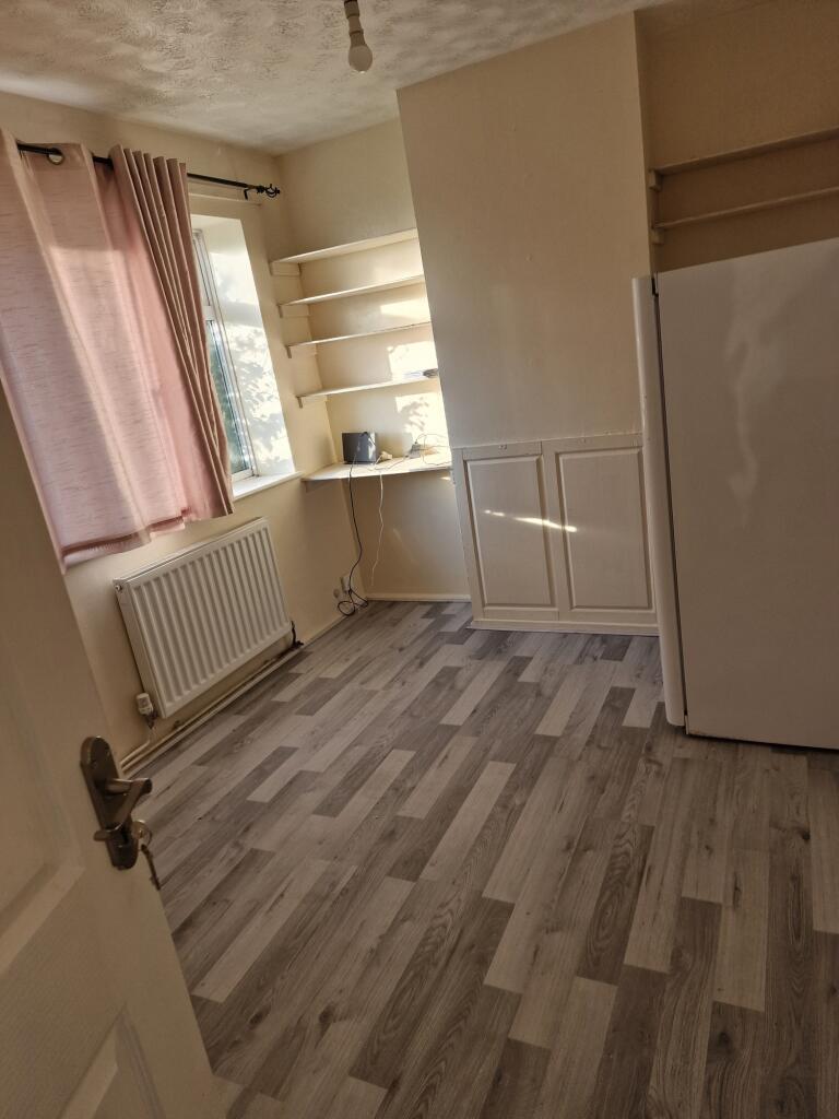 6 Millards Close bedroom