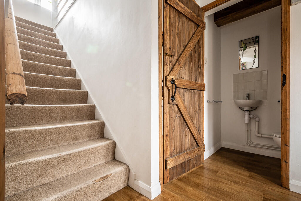 6 Woodcote Court ...