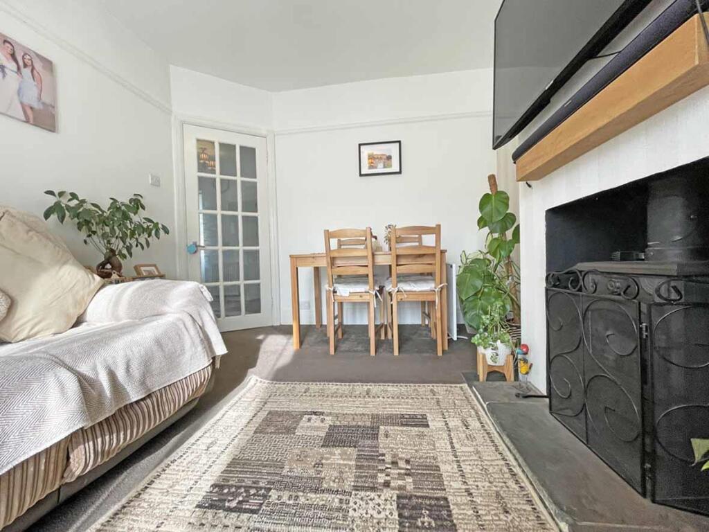 Laira Park Road 31 - New Lounge 3.jpg