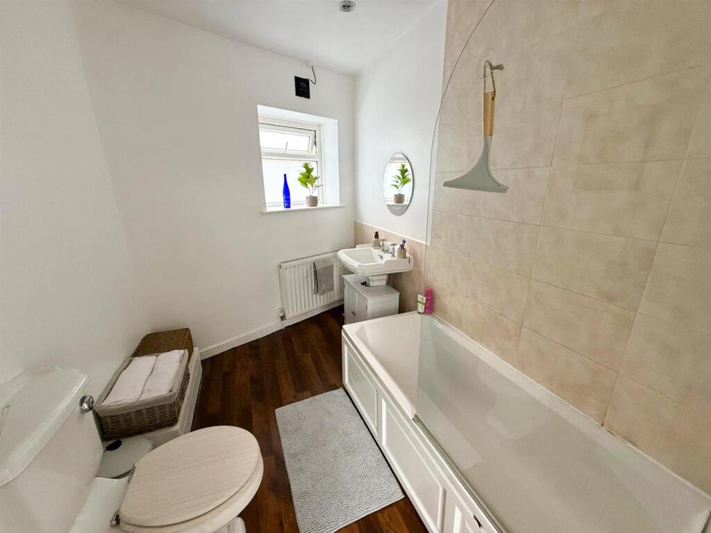 Two bedroom end terrace in Steeton (14).jpg