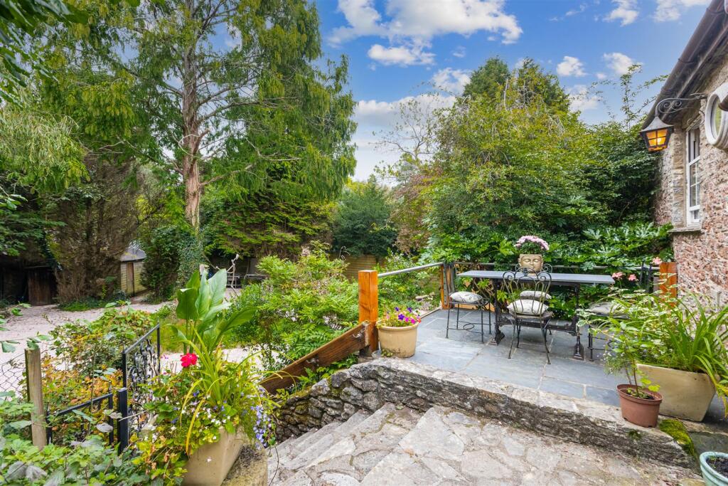 A08 - The Roundhouse Extra - 240920 vend.jpg