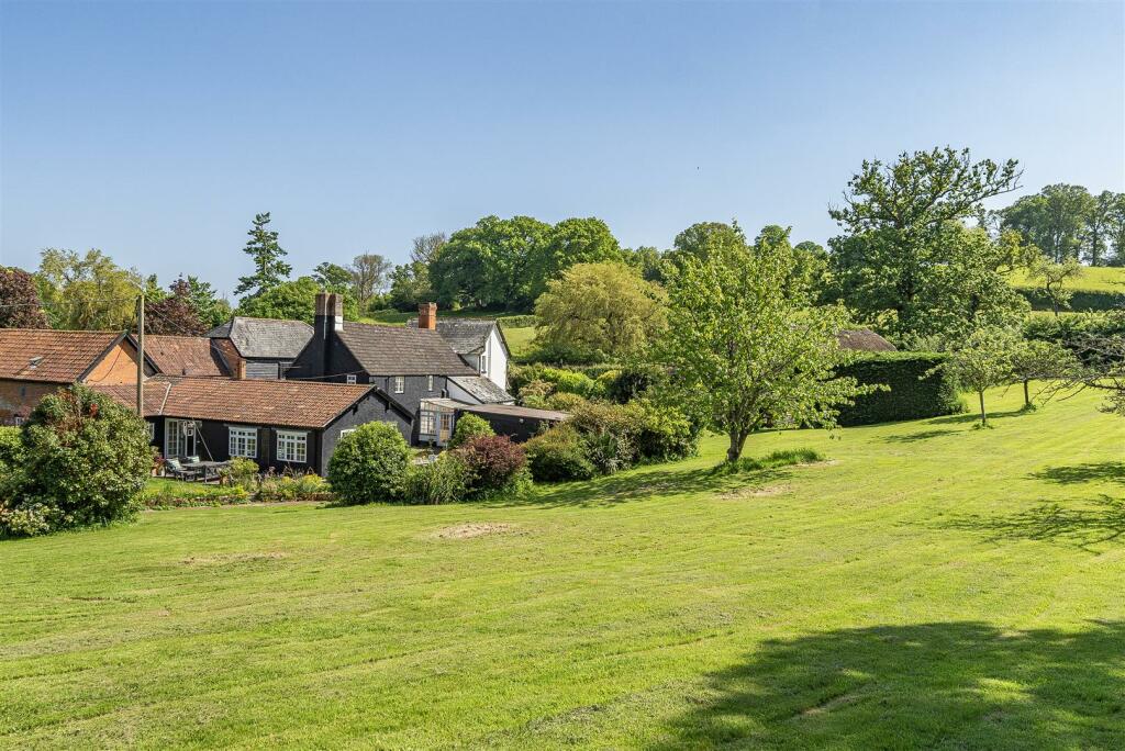 Page 2 bottom small left 1122384 (9).jpg