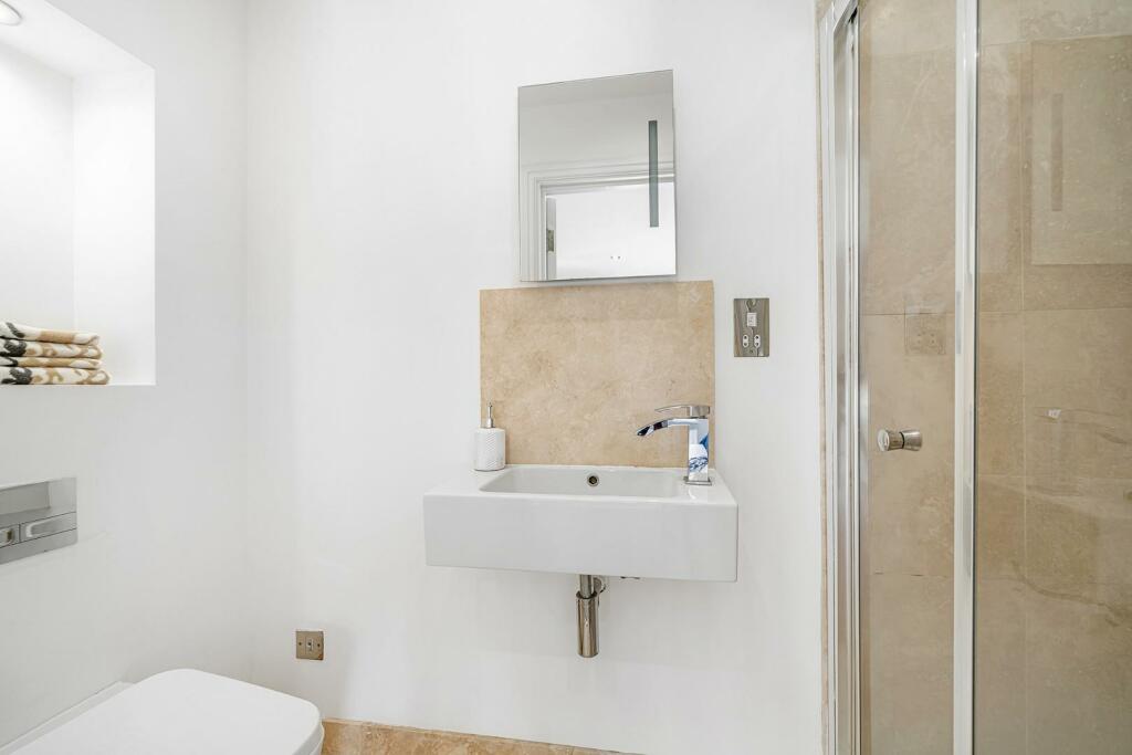 Ensuite Bathroom.jpg