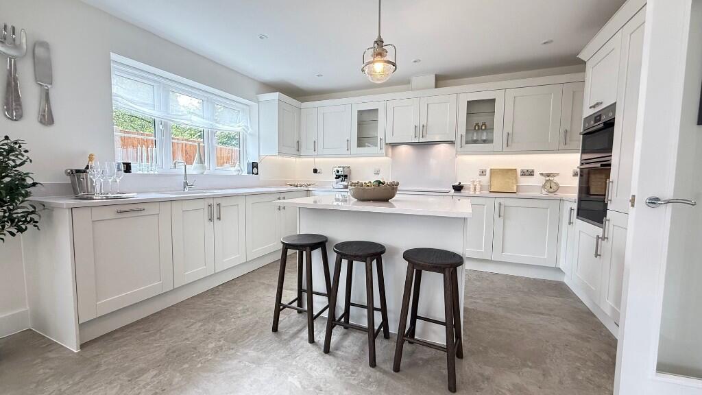 Fully fitted kitchen