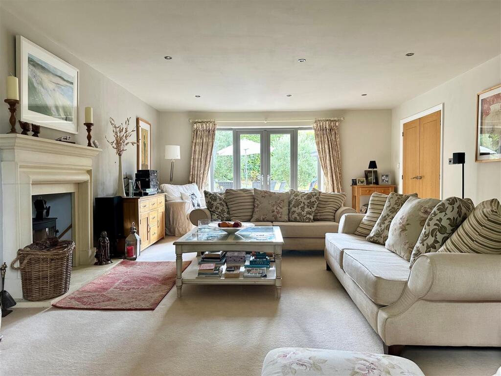 Living Room 1.jpg