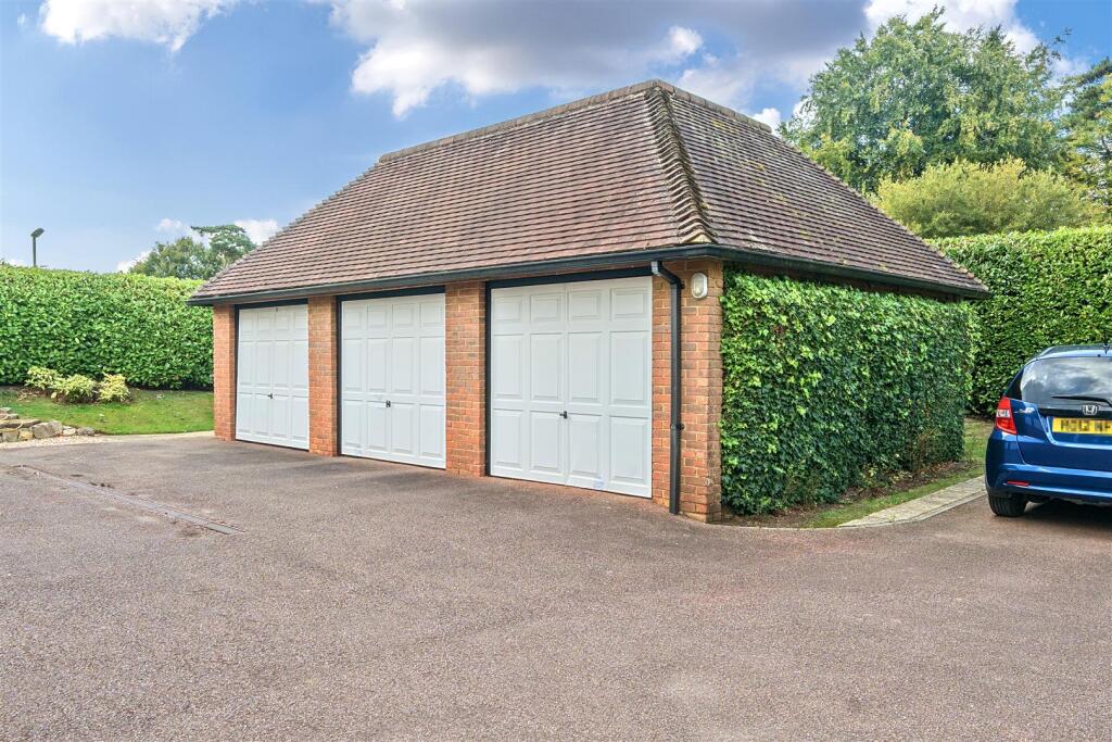 Middle Single Garage