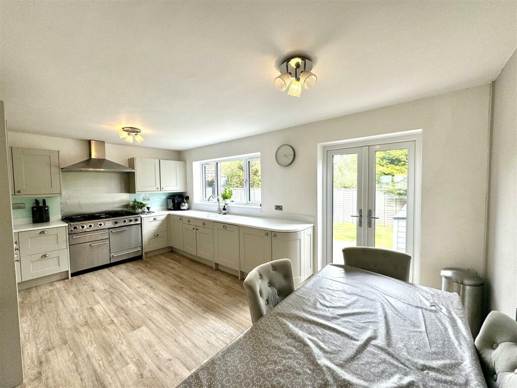 OPEN PLAN KITCHEN/DINING ROOM