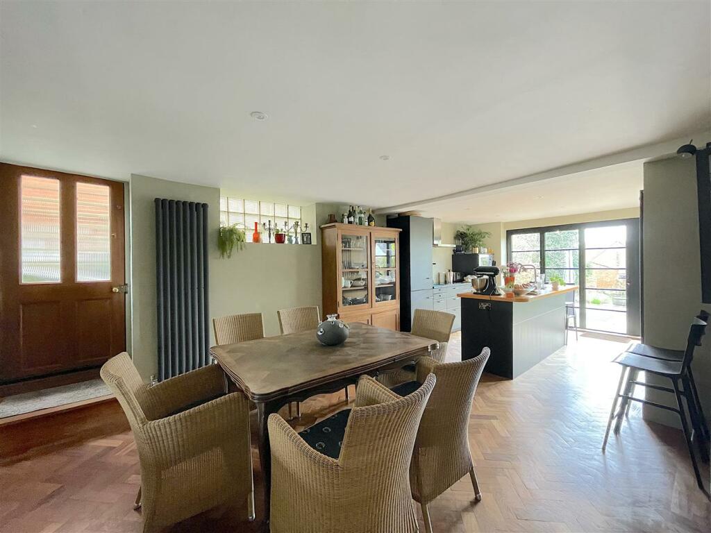 Kitchen:Dining Room (6).jpeg